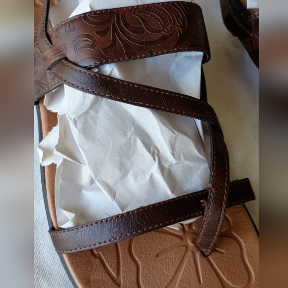 BOC Brown Leather Sandals with Floral Design_10 - Picture 3 of 8